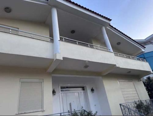 Elbasan Villa | Villa e Verdhe - Peaceful Family Retreat with Balcony