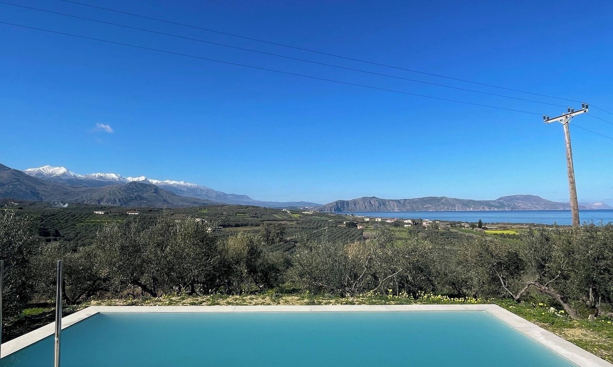 Filaki Villa | Villa Eleonas offers an unrestricted view of the sea and the surrounding area.