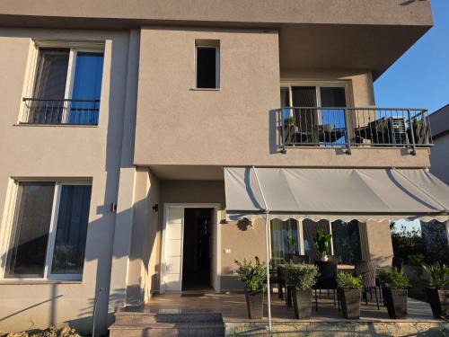 Ishem Villa | Villa Gala - First Floor Apartment