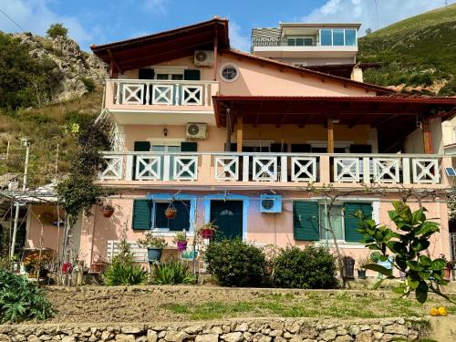 Piqeras Apartment | VILLA NEFELI