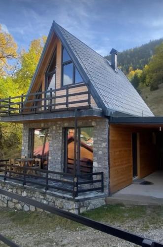 Pejë House | Villa Roni