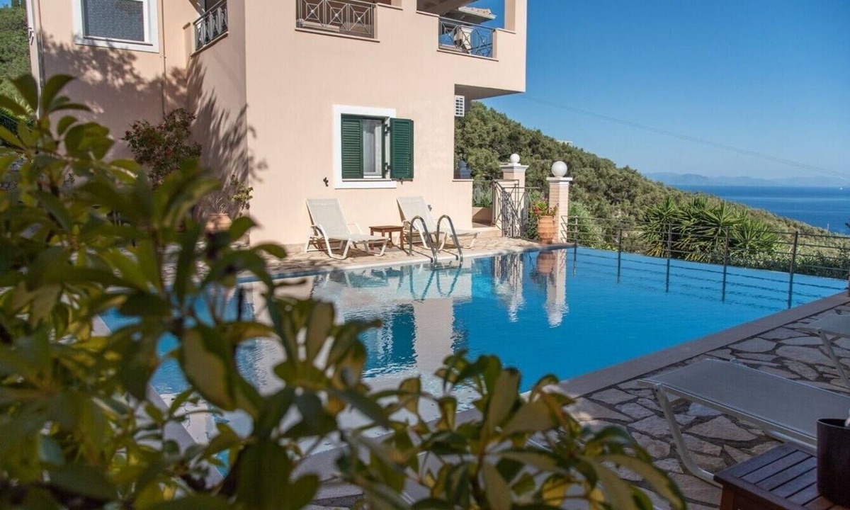 Nisaki Villa | Villa 'Sotiris' with Sea View, Wi-Fi and Air Conditioning