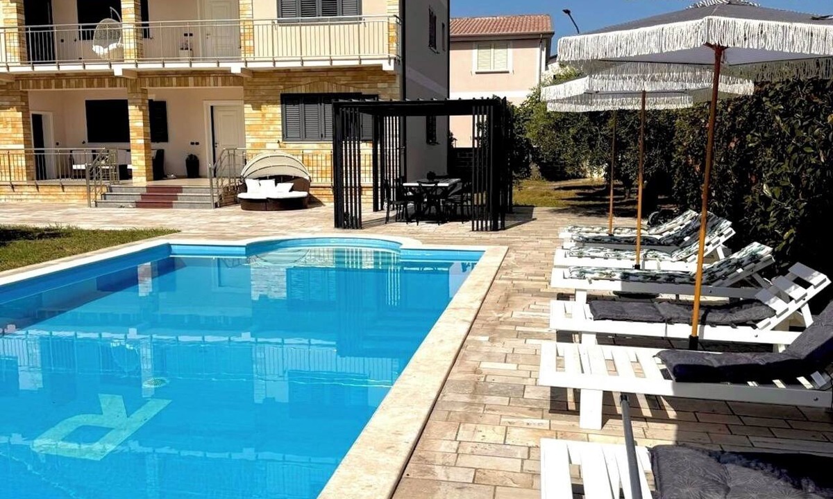 Rade House | Villa with swimming pool near Durres