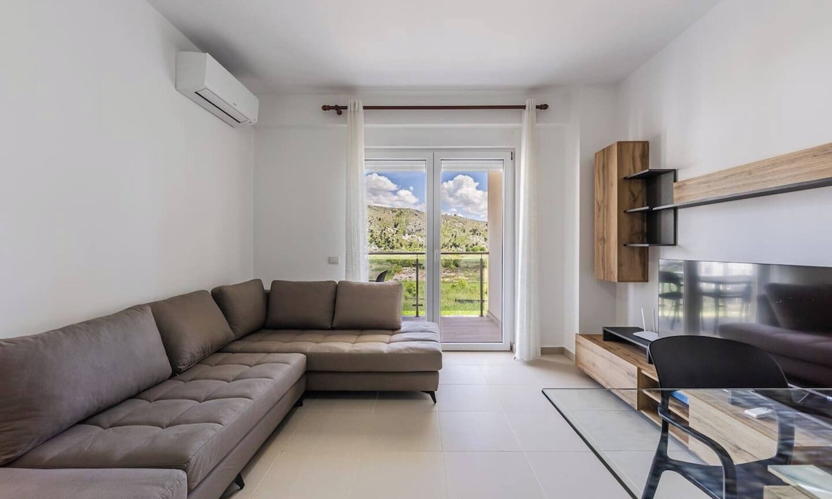 Shengjin Apartment | Waterfront Cozy Apartment | 1BR with Free Parking by PikHost