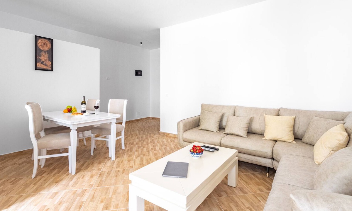 Lezhe Apartment | Welcoming AC one-bedroom with veranda - Dodo et Tartine