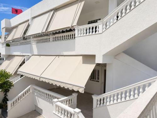 Sarande House | White Villa