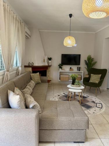 Oraiokastro Apartment | Yellow Tulip Apartment, Cozy Village Stay near Thessaloniki