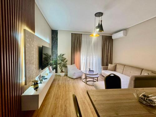 Mbrostar-Urë Apartment | Your Home Fier 2