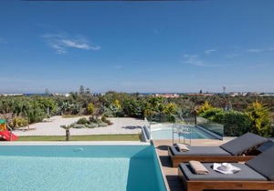 Alba Bianca Villa, Family Retreat with Heated Pool By ThinkVilla