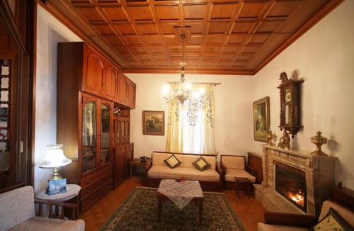 Kastoria House | Διατηρητέο Νεοκλασικό του 1934 με θέα στη λίμνη