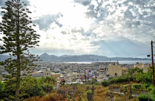 Heraklion Villa | Διώροφη βίλα με θέα στη θάλασσα και στο βουνό