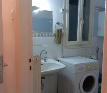 Athens Hostel | Κουκέτα ξύλινη μόλις 3 λεπτά απο το metro