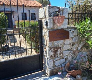 Omales House | Μεδ-οίκων Γιατριάνων House