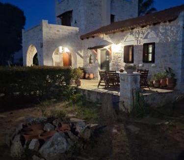 Omales House | Μεδ-οίκων Γιατριάνων House