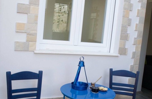 Aigaleo House | Φωτεινό μίνιμαλ διαμέρισμα 3′ απ’ το Μετρό, Διαθέτει ήσυχη αυλή