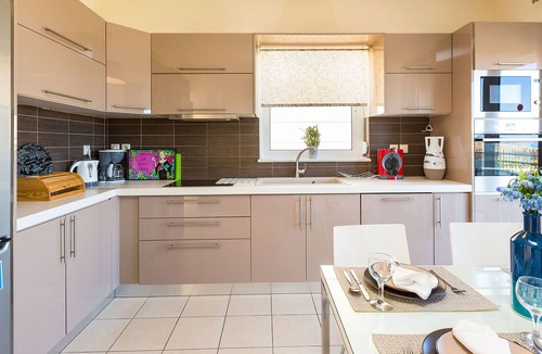 Marathi Villa | 100m to Loutraki Beach/Private Heated Pool/Ping Pong Table/BBQ Area