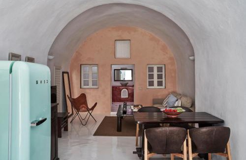 Megalochori House | 2 bedroom charming villa with outdoors jacuzzi