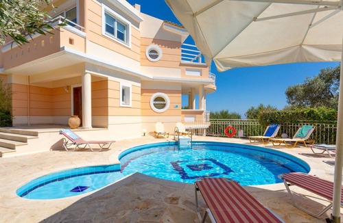 Agia Triada Villa | 255 m² Villa ∙ 5 bedrooms ∙ 12 guests