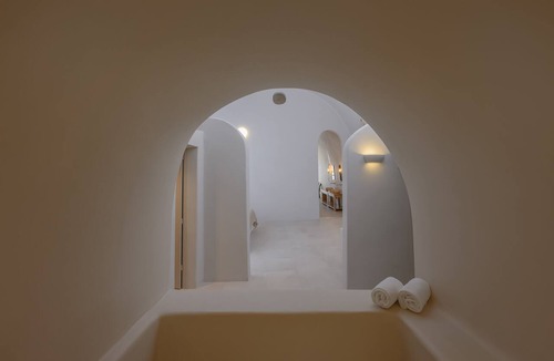 Megalochori Hotel | 3 bedroom Family Cave Apartment with terrace, by Element Suites
