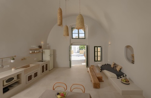 Megalochori Hotel | 3 bedroom Family Cave Apartment with terrace, by Element Suites