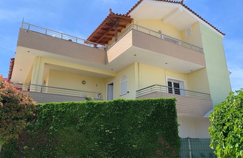 Fier Villa | 4 Bed Villa - Sleeps 9 - Pets - Garden - Parking