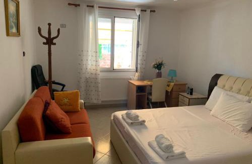 Fier Villa | 4 Bed Villa - Sleeps 9 - Pets - Garden - Parking