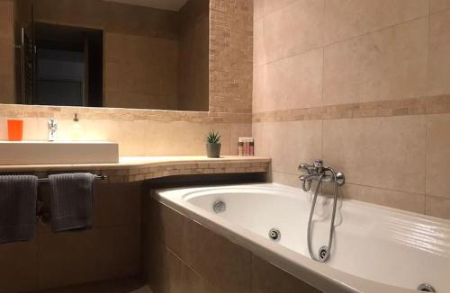 Pavlos Melas Apartment | 5 min from Papageorgiou Free Indoor Parking