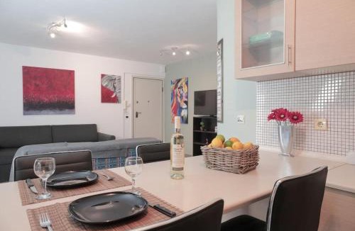 Pavlos Melas Apartment | 5 min from Papageorgiou Free Indoor Parking