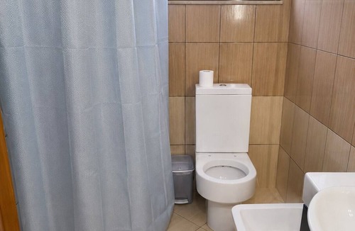 Mbrostar-Urë House | A holiday home in a quiet neighborhood 5 minutes walking distance from the sea.