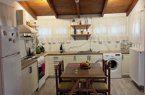 Sarakiniko Apartment | A modern farmhouse with big garden