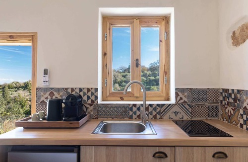 Amnatos House | Aerida Guesthouse Of Stone - Haroula Cozy Suite
