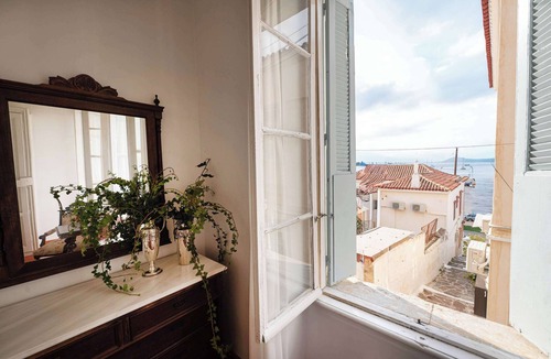 Poros House | Akanthos Poros Chic Seaside Retreat Built in 1904