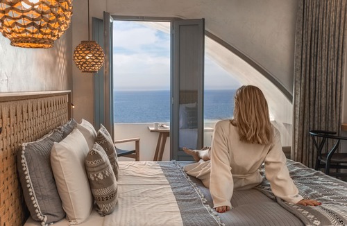 Kamari Hotel | Almyra Oia Suites Adults Only