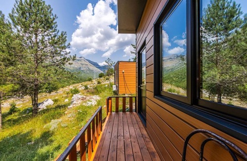 Shkoder County Apartment | Alpine Cabin Bog Nature Retreat