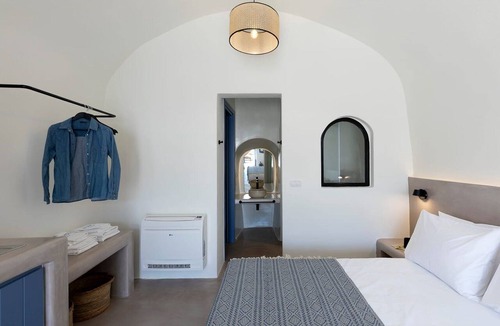 Vothon Apartment | Amazing Santorini Suite | Hecate Suite | Private Hot Tub | Spacious Furnished.