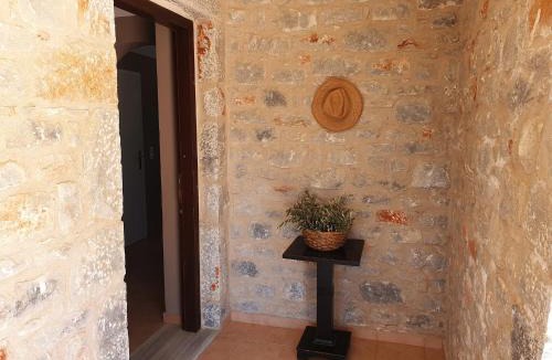 Omales House | Anaroussa Diros Maisonette