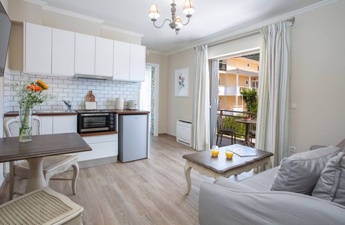 Nidri Apartment | Apartment 'One-Bedroom Suite B' with Balcony and Air Conditioning