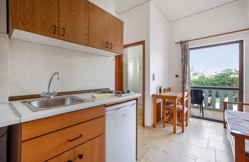 Agia Marina Apartment | Apartment 'Popi 3 Adults' with Sea View, Wi-Fi and Air Conditioning