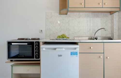 Panormos Apartment | Apartment 'Studio 4' with Mountain View, Wi-Fi and Air Conditioning