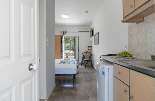Panormos Apartment | Apartment 'Studio 4' with Mountain View, Wi-Fi and Air Conditioning