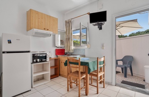 Leivathos Apartment | Apartment 'Studio 3' with Sea View, Wi-Fi and Air Conditioning