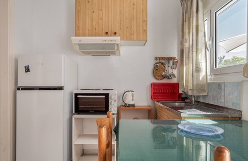 Leivathos Apartment | Apartment 'Studio 3' with Sea View, Wi-Fi and Air Conditioning