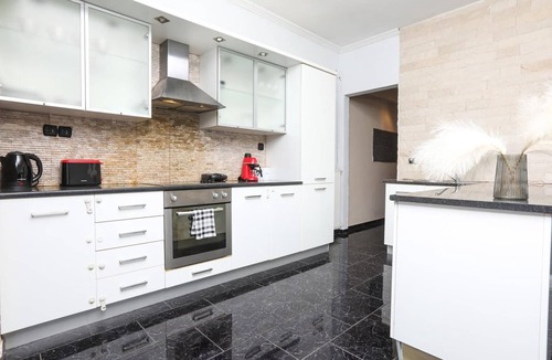 Tzavros Apartment | Apartment 'Superior' with Mountain View, Wi-Fi and Air Conditioning