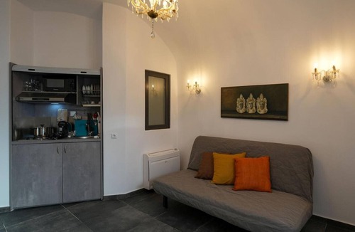 Emporio Apartment | Apartment 'Superior One-Bedroom' with Wi-Fi and Air Conditioning
