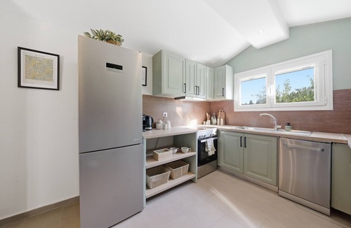 Peroulades Apartment | Apartment 'Villa Logas 2' with Mountain View, Wi-Fi and Air Conditioning