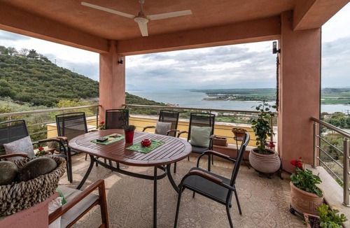 Neraida Apartment | Apartment 'Villa Neraida - Panoramic Lake View' with Lake View, Wi-Fi and Air Conditioning