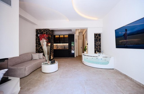 Petroupoli Apartment | Aphrodite Suite Romantic Jacuzzi & Fireplace