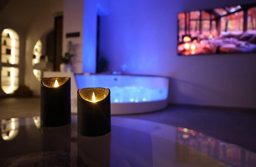 Petroupoli Apartment | Aphrodite Suite Romantic Jacuzzi & Fireplace