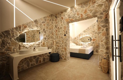 Petroupoli Apartment | Aphrodite Suite Romantic Jacuzzi & Fireplace