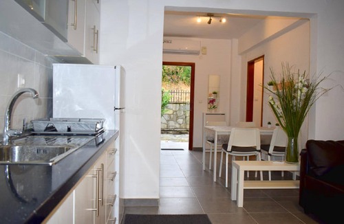 Agios Nikolaos Apartment | Apt - Sleeps 4 - Pets Ok - Parking - Balcony
